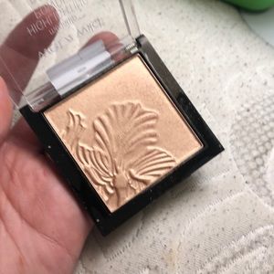 Wet n wild highlighter “precious pearls”